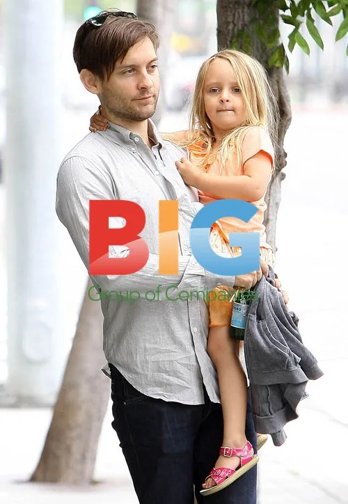 Tobey Maguire and Family Shopping