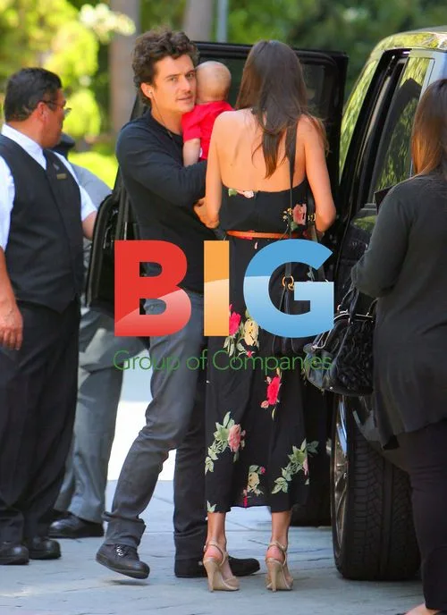 Miranda Kerr Visits Nail Salon, Meets Family