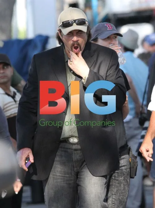 Benicio Del Toro on set of "Savages"