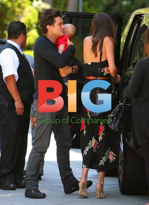 Miranda Kerr Visits Nail Salon