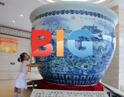 Giant Porcelain Crock Debuts in Jingdezhen
