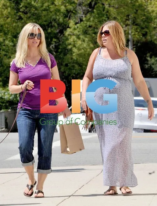 Nicole Eggert Pregnant Shopping with Gena Lee Nolan