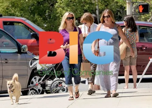 Nicole Eggert and Gena Lee Nolan Shopping