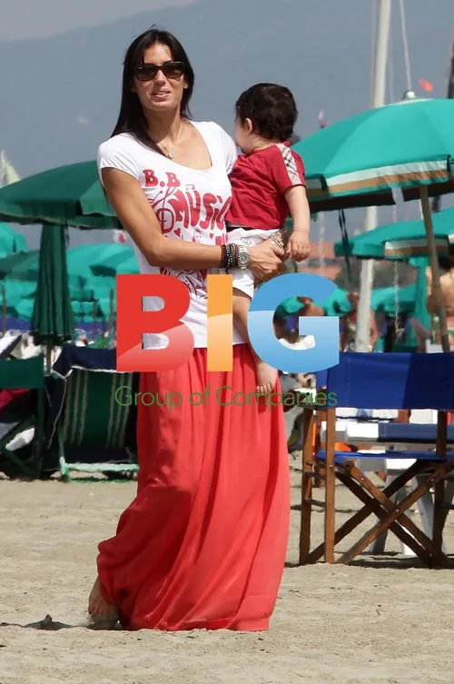 Elisabetta Gregoraci family beach day