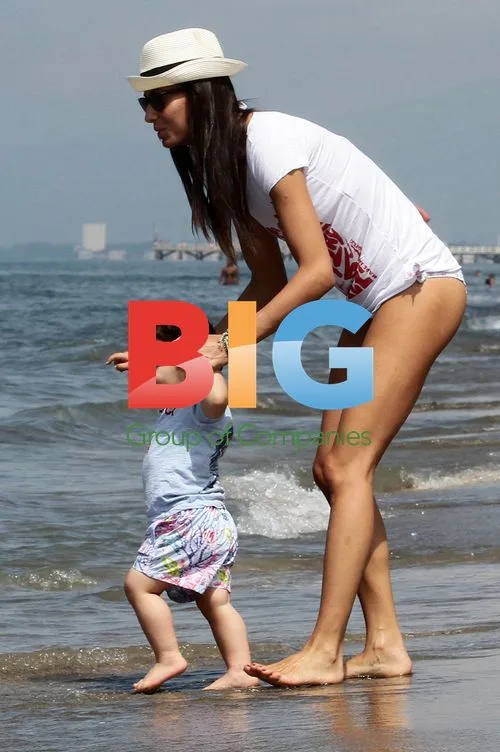 Elisabetta Gregoraci with family at beach