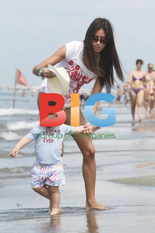 Elisabetta Gregoraci with son and husband at beach