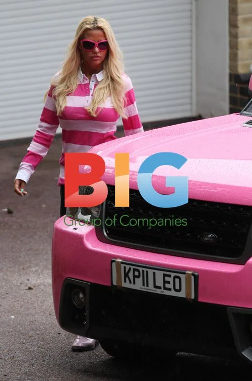 Katie Price and Boyfriend in Pink Range Rover