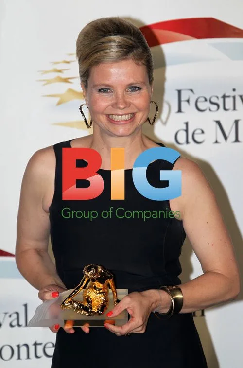 Annette Frier Poses with Golden Nymphe Award