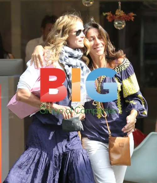 Elle Macpherson Shopping in Miami