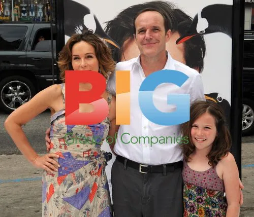 Clark Gregg, Jennifer Grey and Stella at Mr. Popper's Penguins premiere