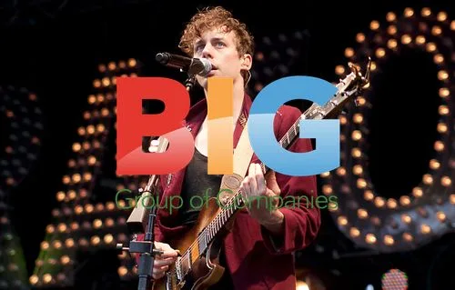 Johnny Borrell of Razorlight Performs