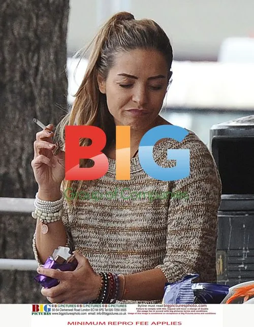 Elen Rivas shopping and feeding pigeons
