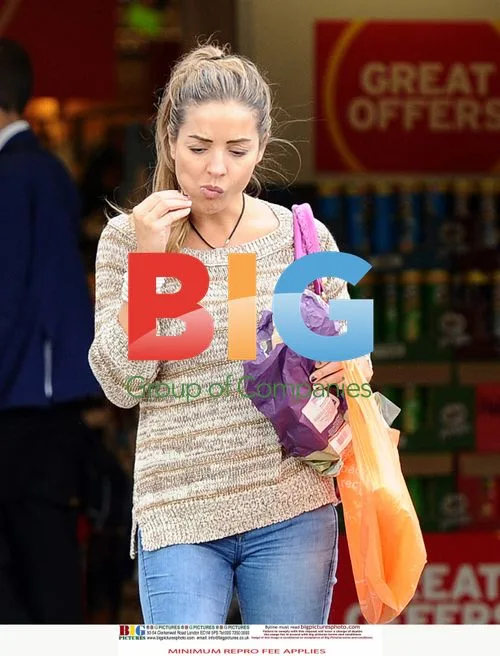 Elen Rivas Shopping and Smoking