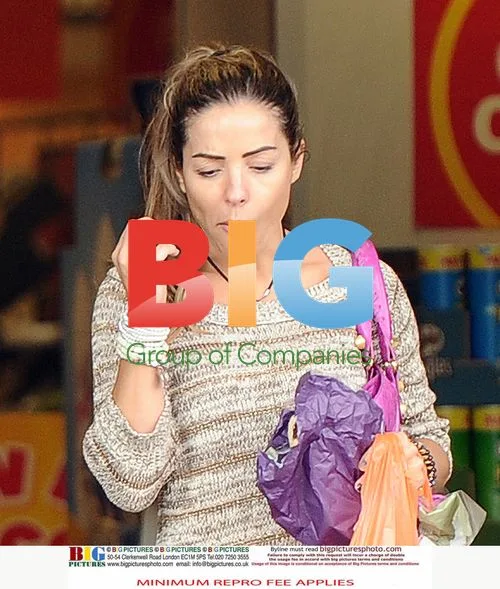 Elen Rivas shopping and feeding pigeons
