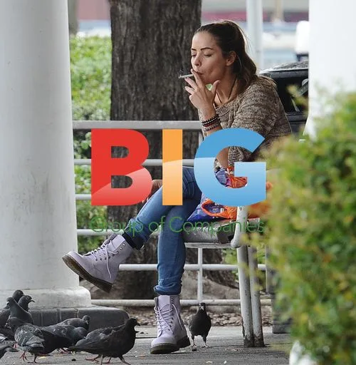 Elen Rivas Shopping Alone in London