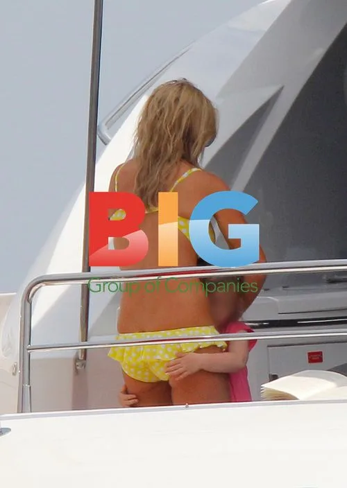 Geri Halliwell on Yacht with Daughter