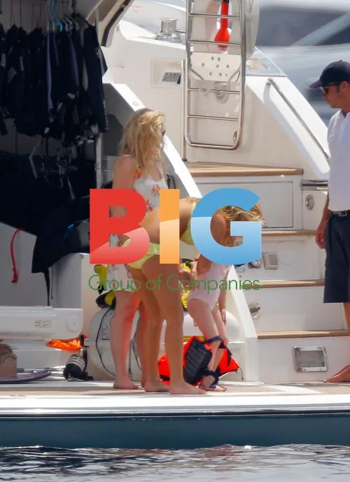 Geri Halliwell \\'yacht trip\\' with daughter