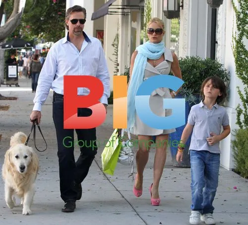 Nicolette Sheridan Shopping with Husband & Dog