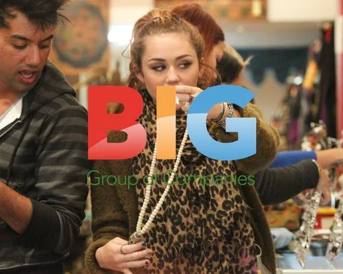 Miley Cyrus & Liam Hemsworth Shop in Sydney
