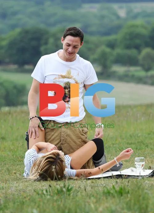 Lauren Pope and Kirk Norcross Enjoy Picnic in Essex