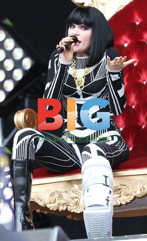 Jessie J performs with broken leg at Glastonbury
