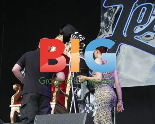 Jessie J Performs with Broken Leg at Glastonbury