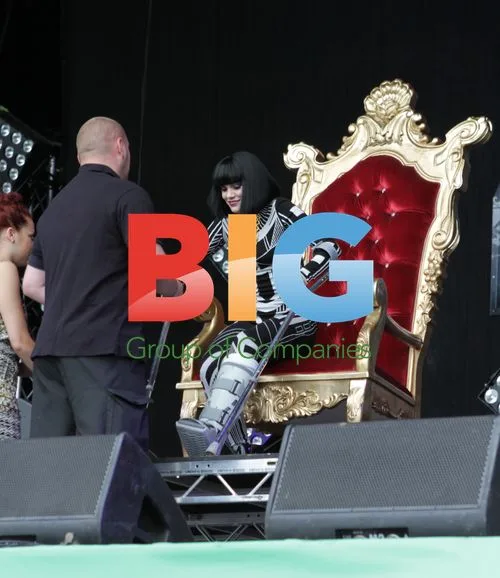 Jessie J performing with broken leg at Glastonbury