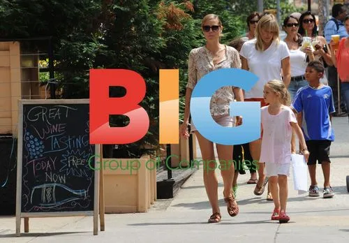 Heidi Klum Plays with Kids, Visits Puppetworks