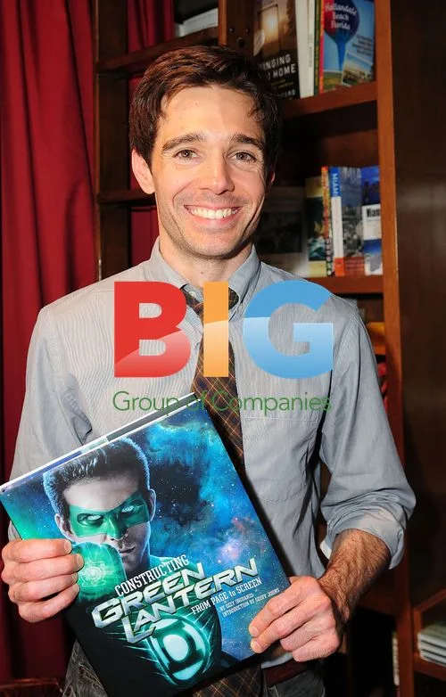 Ozzy Inguanzo signs 'Constructing Green Lantern' book