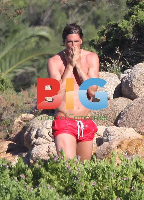 Fernando Torres relaxes with wife in Ibiza