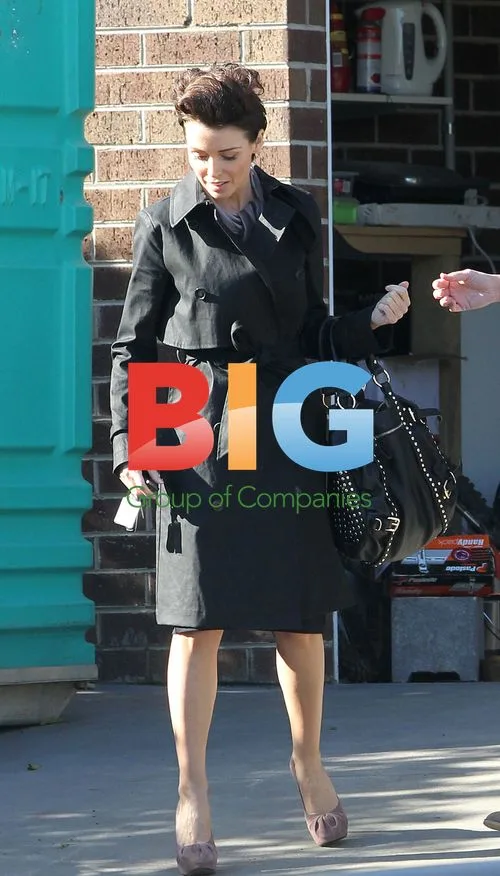 Dannii Minogue Negotiates Driveway in Heels