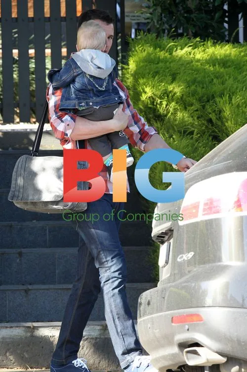Dannii Minogue Navigates Driveway in Heels