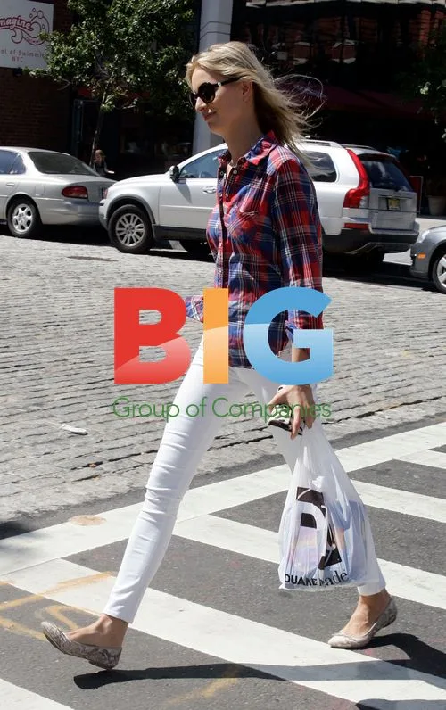 Victoria's Secret Model Karolina Kurkova Shopping