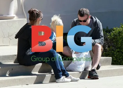 Liev Schreiber Feeds Babysitter at Farmer's Market