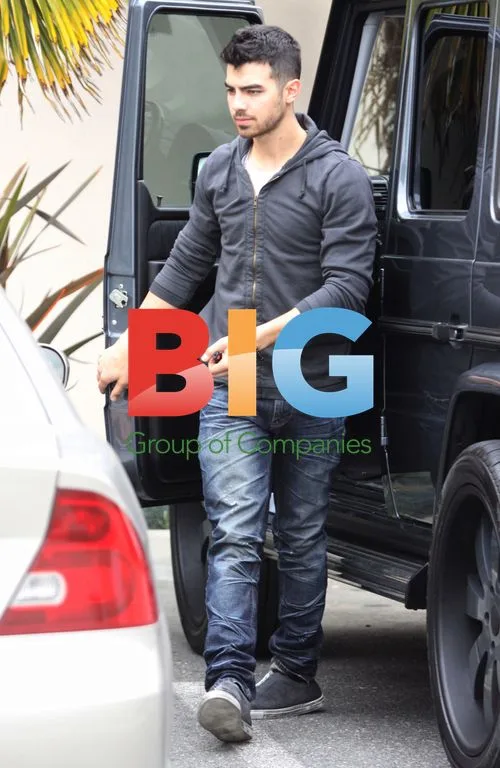Joe Jonas Has Lunch With Friends in LA