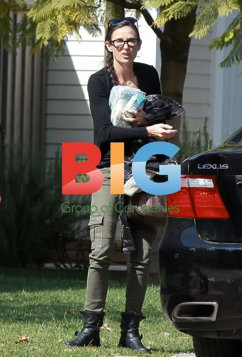 Demi Moore Arrives at Friend's House