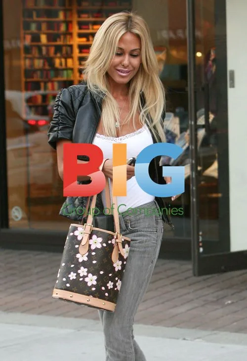 Shauna Sands Spotted with Daughter