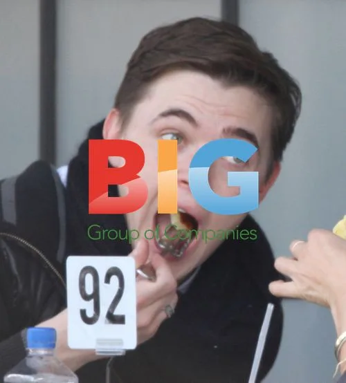Jesse Mccartney Eats Pancakes at Jones On Third