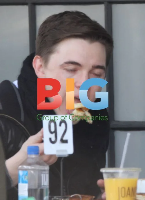 Jesse Mccartney Eats Pancakes at Jones On Third