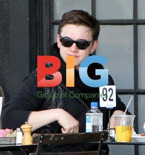 Jesse Mccartney eats pancakes with girlfriend