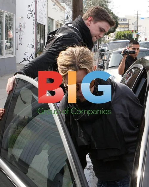 Jesse Mccartney Eats Pancakes with Girlfriend