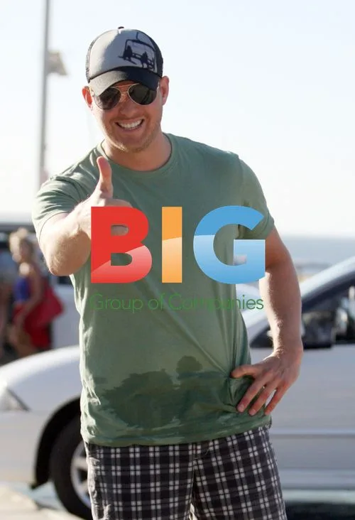 Michael Bublé and fiancée at beach in Perth