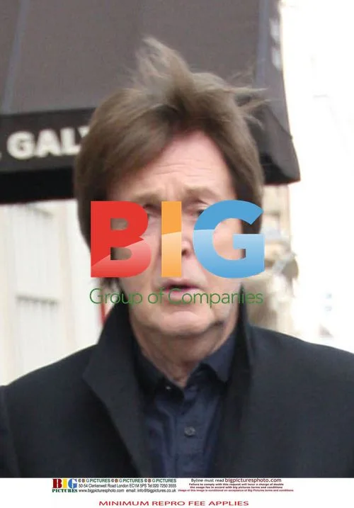 Paul McCartney Leaves Hair Salon