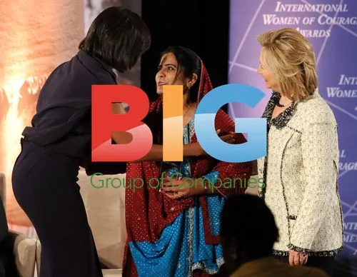 Hillary Clinton and Michelle Obama give award
