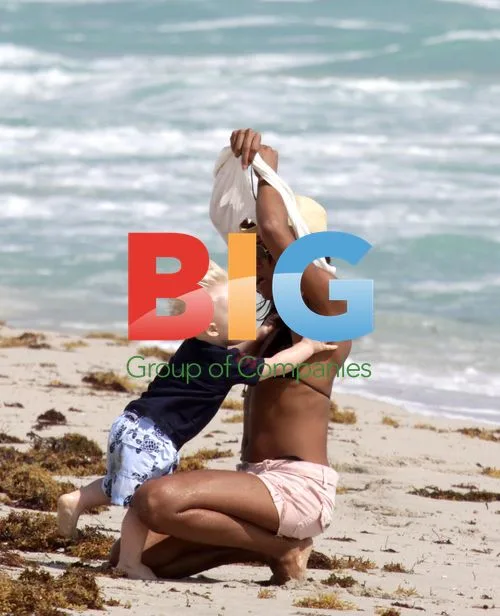 Boris Becker and son Amadeus play on Miami beach