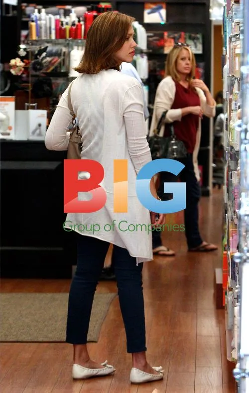 Pregnant Jessica Alba Shops