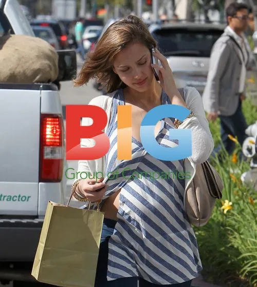 Jessica Alba Picks Up Nail Polish While Pregnant