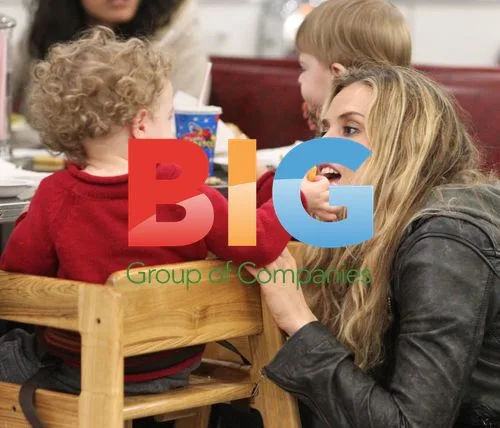 Brooke Mueller Takes Twins to Eat at Johnny Rockets