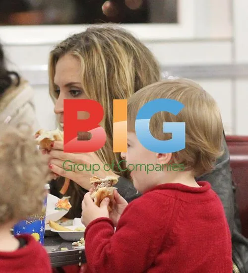 Brooke Mueller with Twin Sons at Johnny Rockets