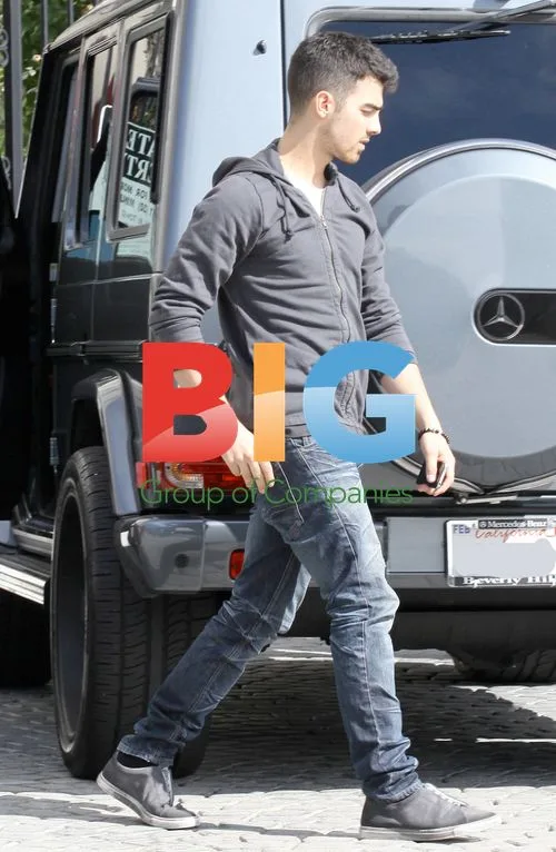 Joe Jonas arrives home, doesn't close car door